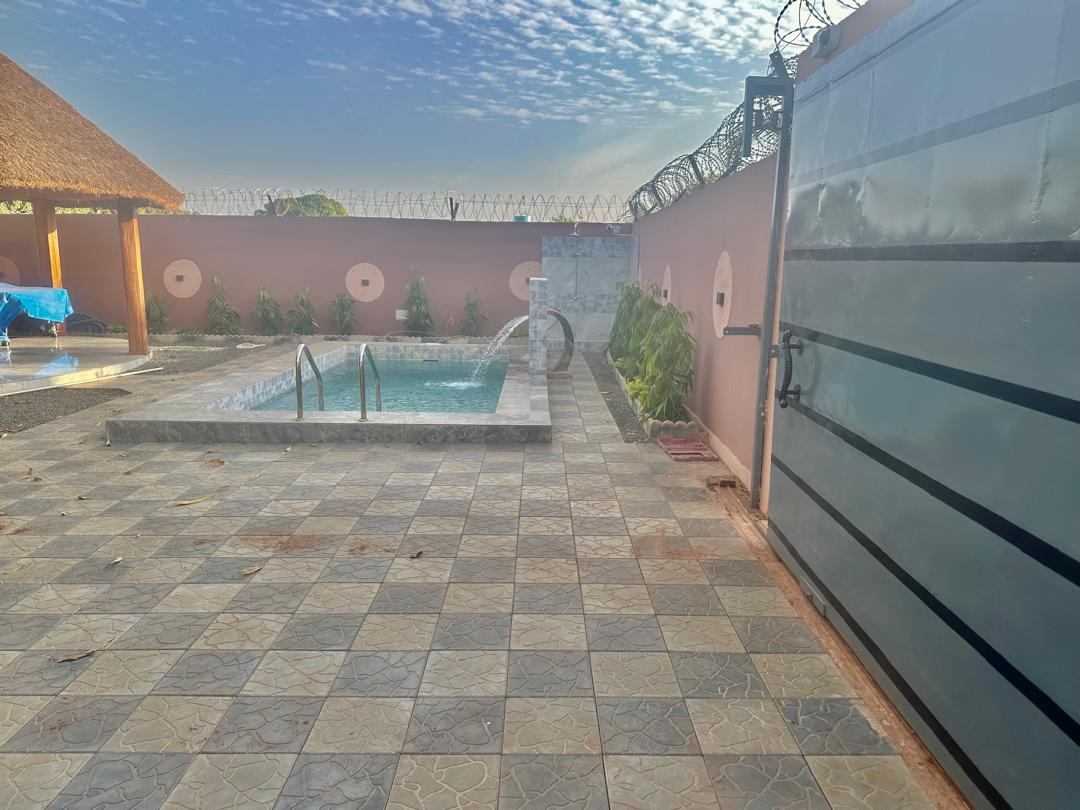 Piscine privée avec cascade à l'entrée de la résidence